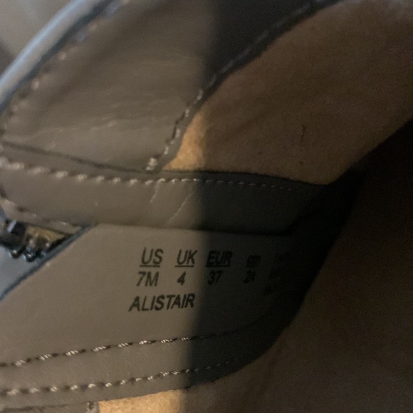 NAME BRAND!Taupe ankles flat sneaker booties!Naturalizers! No stains - Picture 4 of 8